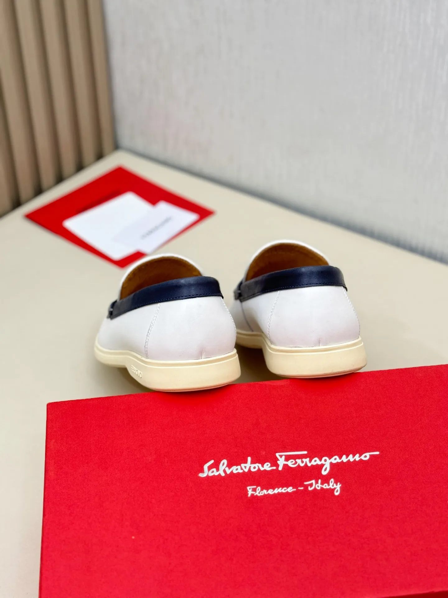 [Ferragamo] P: 580💰 Number of yards: 38~44 (45 orders are non-returnable) Ferragam's new men's driving shoes, the fabric is made of imported cowhide, with visible texture, heavy industrial stitching, dyed calfskin inside, standard logo cowhide feet, big-name experience, soft and comfortable on the feet, a men's favorite, special non-slip and wear-resistant rubber soles, easy to handle various occasions, with original box packaging!